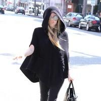 Avril Lavigne after getting her nails done at a salon | Picture 89936